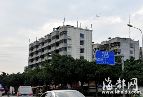 福州錦江新村樓頂冒出多個通信基站 住戶擔(dān)心有輻射