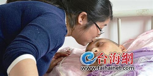 龍巖：女子喚醒重病丈夫 每日為丈夫切開的喉管消毒