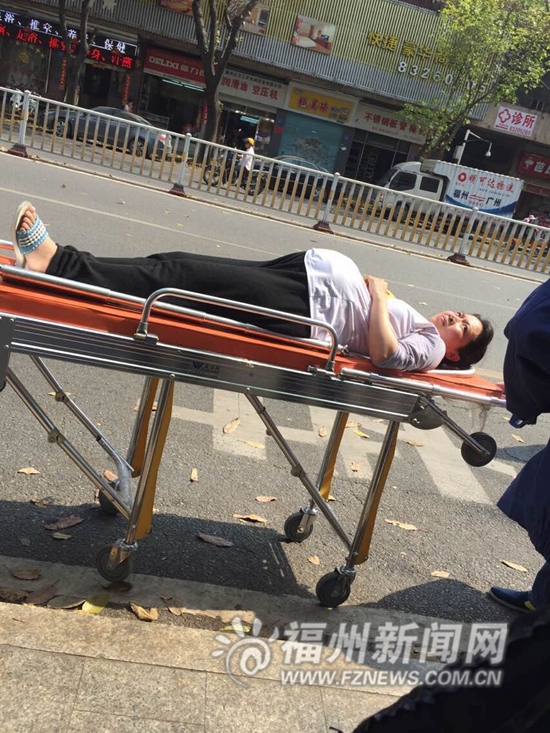 待產(chǎn)孕婦遭車門夾摔下公交車 司機稱監(jiān)控屏模糊