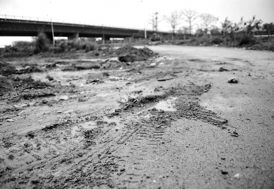 福州倉山冠洲村唯一通道被征用 村民出入需交