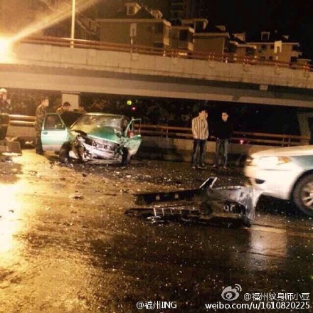 福州一出租車與小車相撞 出租車上兩名乘客身亡