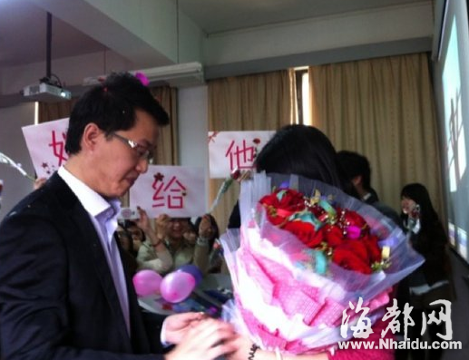 福師大美女教師課上被求婚 學生齊唱“嫁給我”