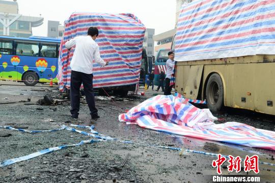佛山一客運(yùn)站清晨3輛客車起火 兩車燒毀遍地油污