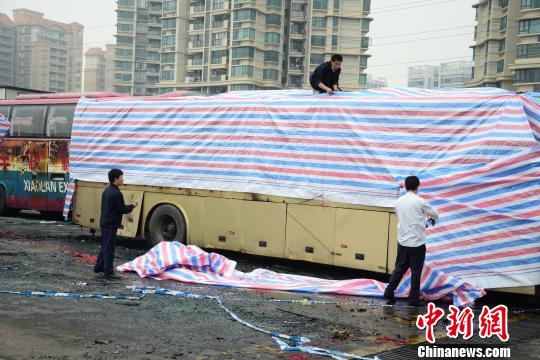 佛山一客運(yùn)站清晨3輛客車起火 兩車燒毀遍地油污