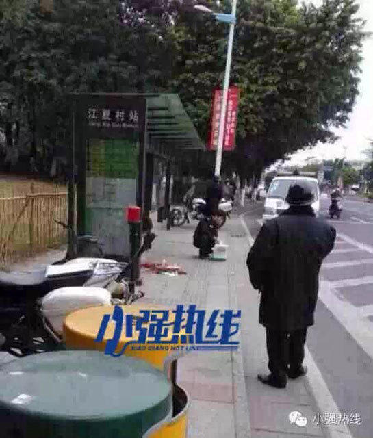廣東佛山一女子等車(chē)遇搶劫被砍10多刀 雙手被砍爛