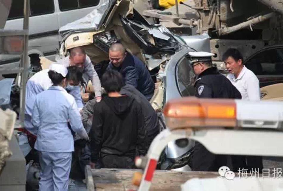 廣東梅州兩水泥車失控壓扁寶馬 車內(nèi)姐妹身亡