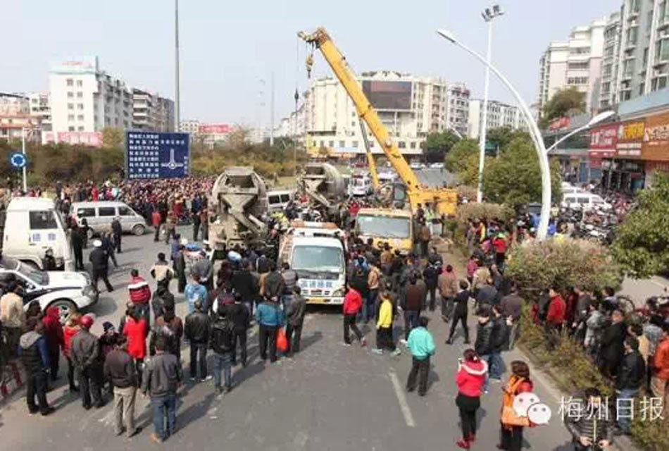 廣東梅州兩水泥車失控壓扁寶馬 車內姐妹身亡