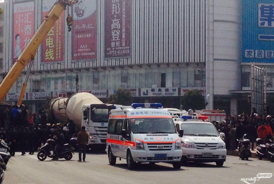 廣東梅州兩水泥車失控壓扁寶馬 車內姐妹身亡