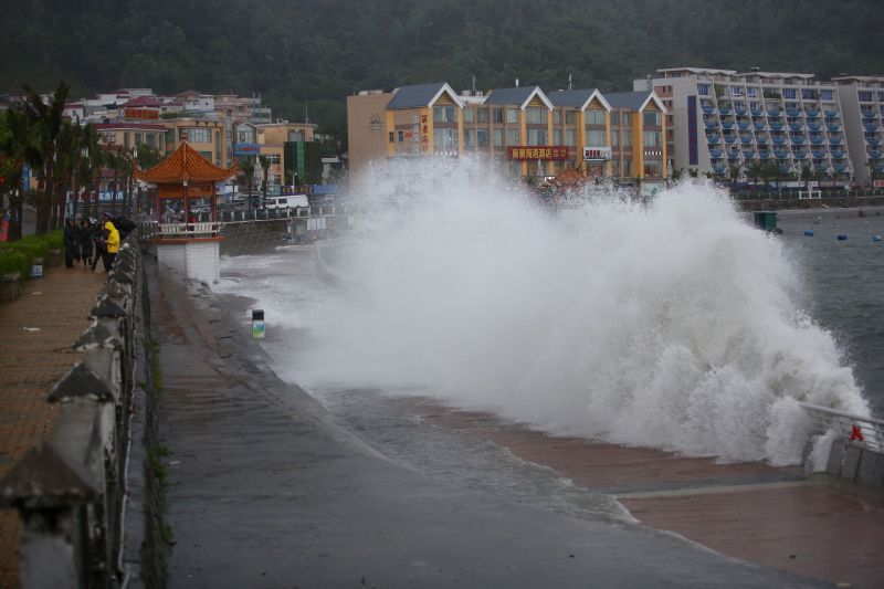 臺風(fēng)“妮妲”登陸深圳 全市進入暴雨防御狀態(tài)