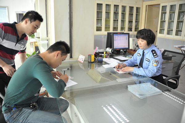 廣東汕頭市澄海公安分局民警捐款資助49戶(hù)特困家庭