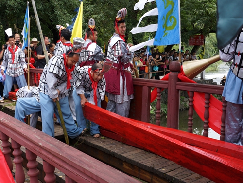 廣西：天下第一陡開閘啟航