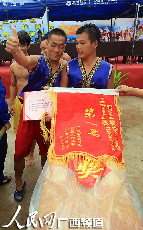 高清組圖：廣西融安“群龍競(jìng)渡鬧融江”