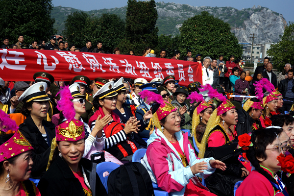 中央機關(guān)老干部心連心慰問團走進興安
