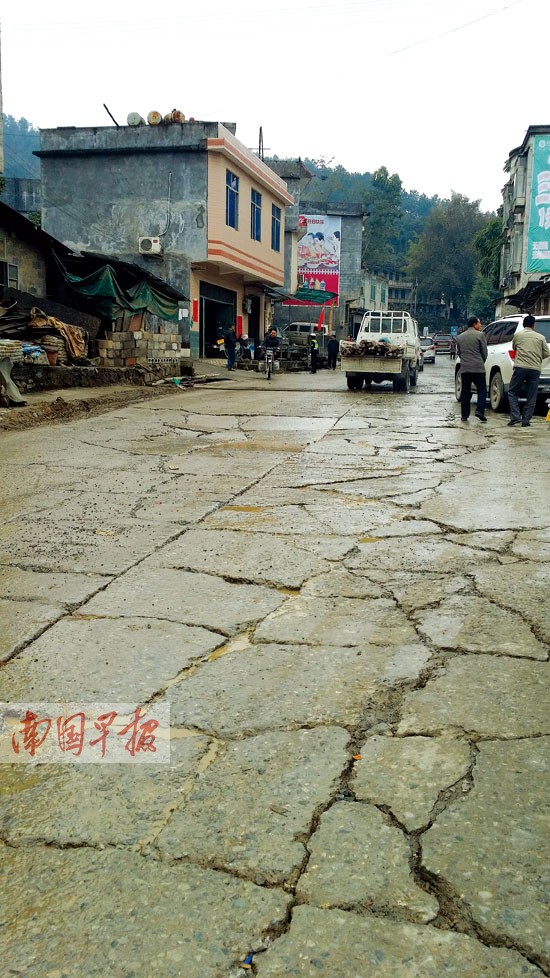 村民抱怨重型貨車壓爛路面震壞房屋 攔車索錢賠償