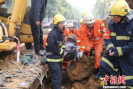廣西來賓一工地突發坍塌 兩名被埋工人獲救