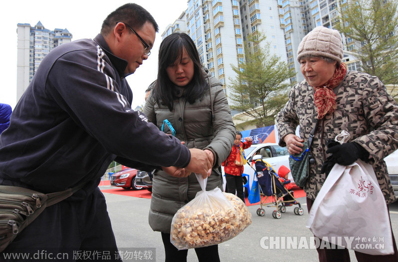 廣西柳州復(fù)古“爆米花哥哥”引人圍觀
