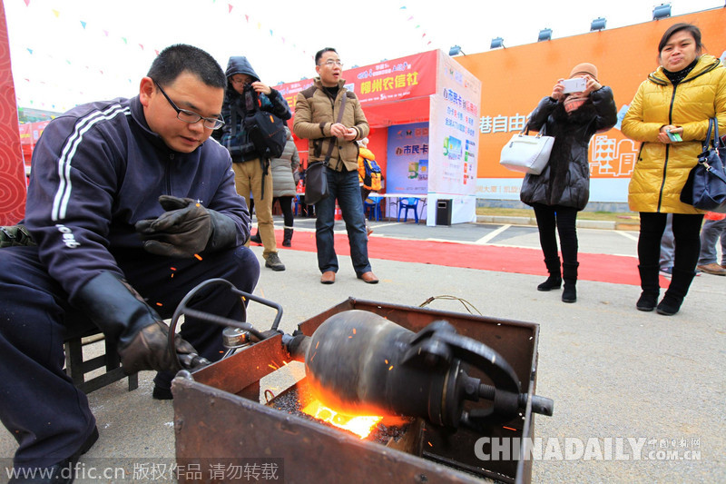廣西柳州復古“爆米花哥哥”引人圍觀