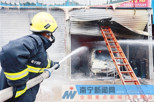 長堽路汽修店大火現(xiàn)場觸目驚心 14輛車被燒剩鐵殼