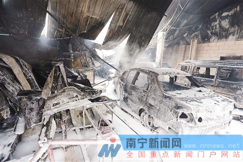 長堽路汽修店大火現(xiàn)場觸目驚心 14輛車被燒剩鐵殼