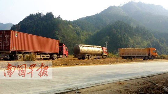 貨車司機(jī)入境沒到看到限行標(biāo)志 出境連遇關(guān)卡收錢