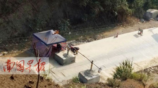 貨車司機(jī)入境沒到看到限行標(biāo)志 出境連遇關(guān)卡收錢