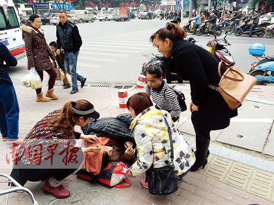 七旬老人等出租車(chē)時(shí)突然摔倒 熱心市民伸援手(圖)