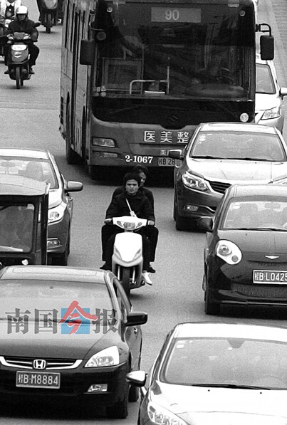 開(kāi)車(chē)橫沖直撞不打燈不看燈 壯大的電動(dòng)車(chē)族讓人憂