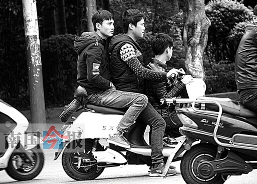 開(kāi)車(chē)橫沖直撞不打燈不看燈 壯大的電動(dòng)車(chē)族讓人憂