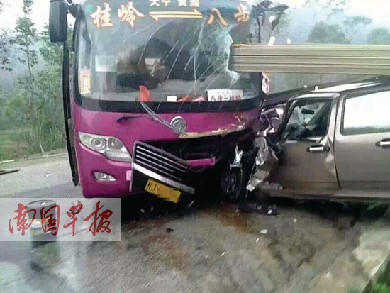 小貨車與大客車相撞 客車司機不幸被鋁材穿身而亡