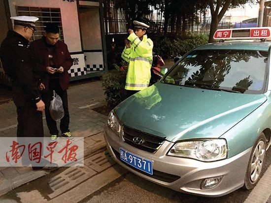 冒牌的士滿街兜客撈錢 外型與正規(guī)出租車極其相似