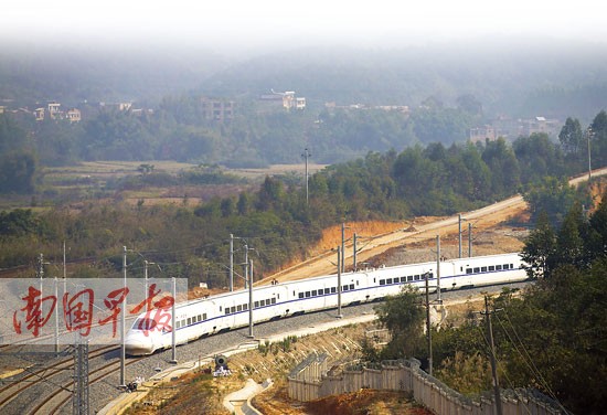 新的列車運(yùn)行圖執(zhí)行 南寧—深圳增開(kāi)高速動(dòng)車(圖)