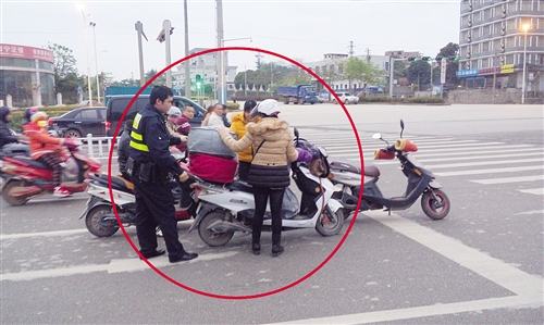 險！女子騎車摔倒轉(zhuǎn)彎處 幸！民警緊急攔停后方大巴