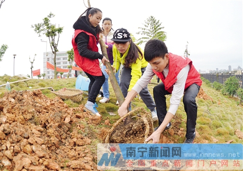 南寧市開展“花樣南寧”建設義務植樹活動
