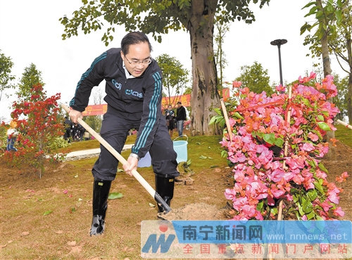 南寧市開展“花樣南寧”建設義務植樹活動