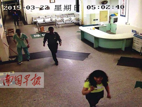 一女子持水果刀追砍醫務人員 保安空手奪白刃(圖)