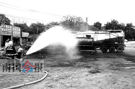 加油站旁槽罐車突發(fā)爆炸 3人從車頂震落受傷(圖)