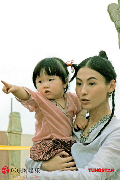 張柏芝哄小寶寶顯母愛 思兒淚水不止