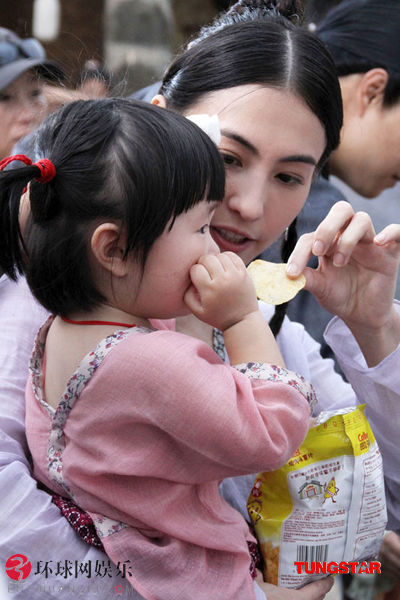 張柏芝哄小寶寶顯母愛 思兒淚水不止