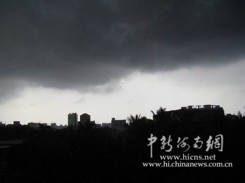 烏云壓頂椰城 海口暴雨傾盆