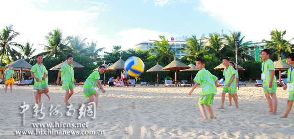 貴州大山里的孩子享受陽光之旅 游三亞、保亭