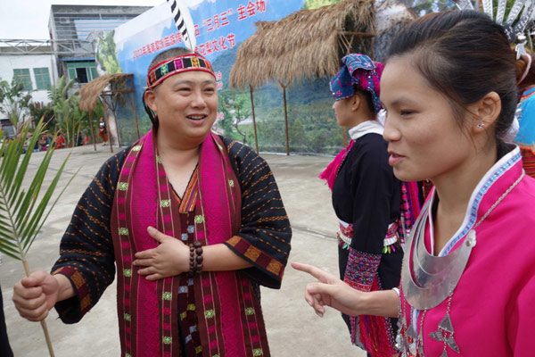 海南黎苗“三月三”節慶 東方舉辦對唱苗繡比賽