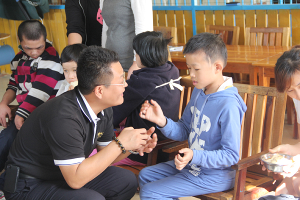 三亞美高梅工會節(jié)前探望腦殘疾兒童 送新春溫暖