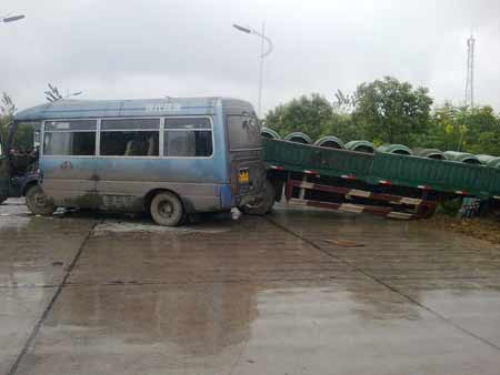 國道發生車禍 潢川消防15分鐘救出4名被困人員
