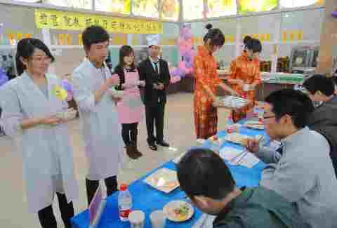 拒當啃老族 河大學子“廚神入化”