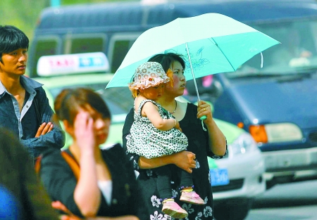 河南出現(xiàn)35.9℃罕見高溫天氣(圖)