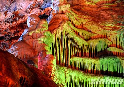 “地下奇觀”雞冠洞