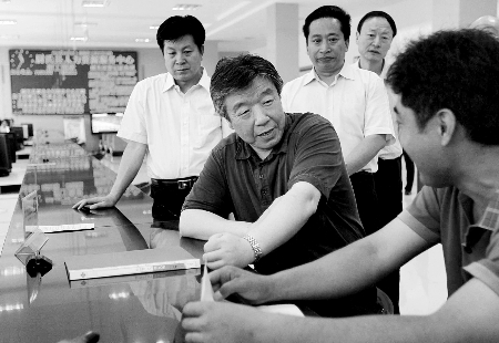 盧展工書記寄語開封：“精誠所至，金石開封”