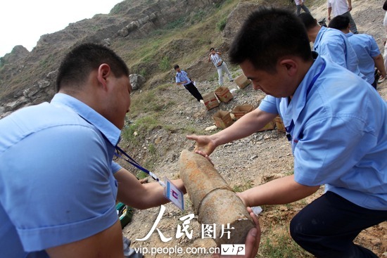 河南許昌警方集中銷毀雷管手榴彈（圖）