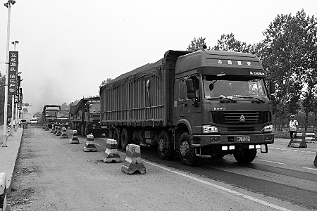 數(shù)百超載車(chē)扎堆闖崗311國(guó)道堵塞2個(gè)多小時(shí)