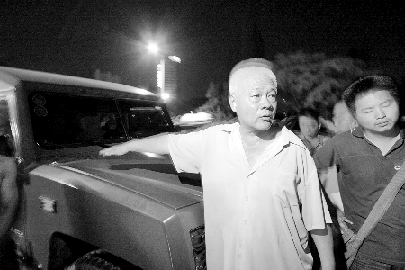 鄭州街頭越野車撞人后調(diào)頭逃逸 圍觀老人舍身攔截